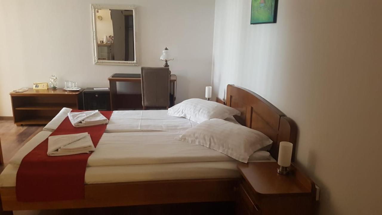Casa Irinella Bed & Breakfast Satu Mare Exterior photo